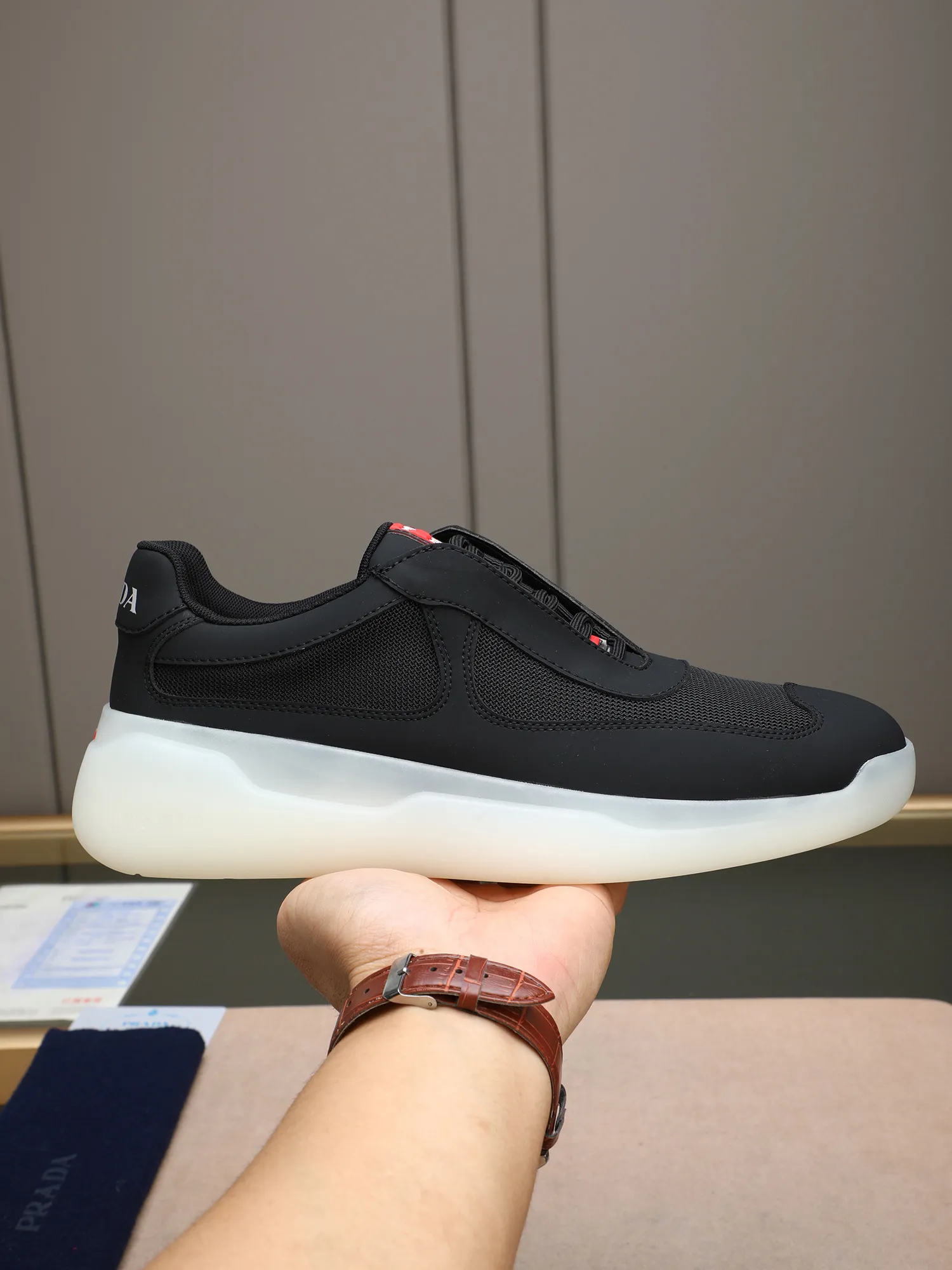 Men's shoes💰420 Prada/Prada sneakers👟! Low-top lace-up sports shoes, fashionable and elegant style. Made of top-layer cowhide leather spliced ​​with breathable mesh. Soft, comfortable and breathable. Logo lettering on the tongue. Finely crafted details. Lightweight foam sole, fashionable and versatile‼ ️size: 38-44 (45 customized